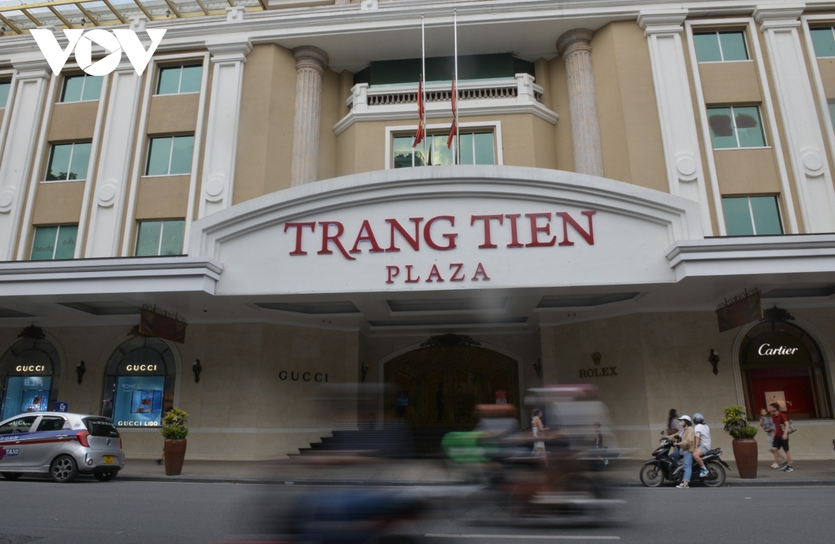 The national flags are flying at half-mast at Trang Tien Plaza near Hoan Kiem (Restored Sword) lake in Hanoi.