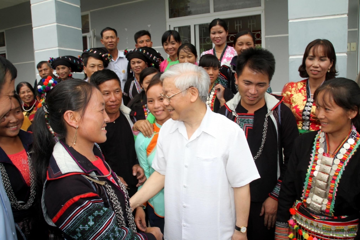 General Secretary Nguyen Phu Trong meets local people of Ban Bo commune, Tam Duong district, Lai Chau province in northern Vietnam.