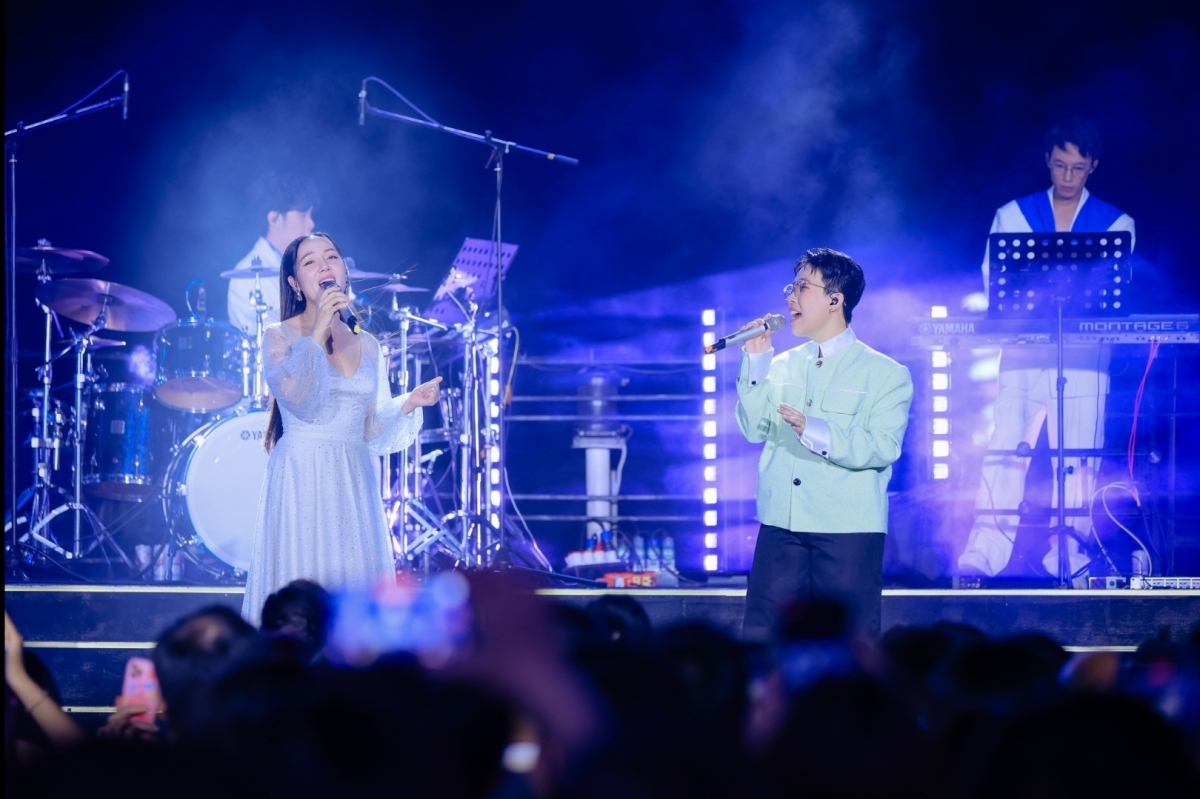 Phương Linh có màn kết hợp cùng Kai Đinh - chủ nhân bản hit "Mặt trời của em" của em gái Phương Ly.