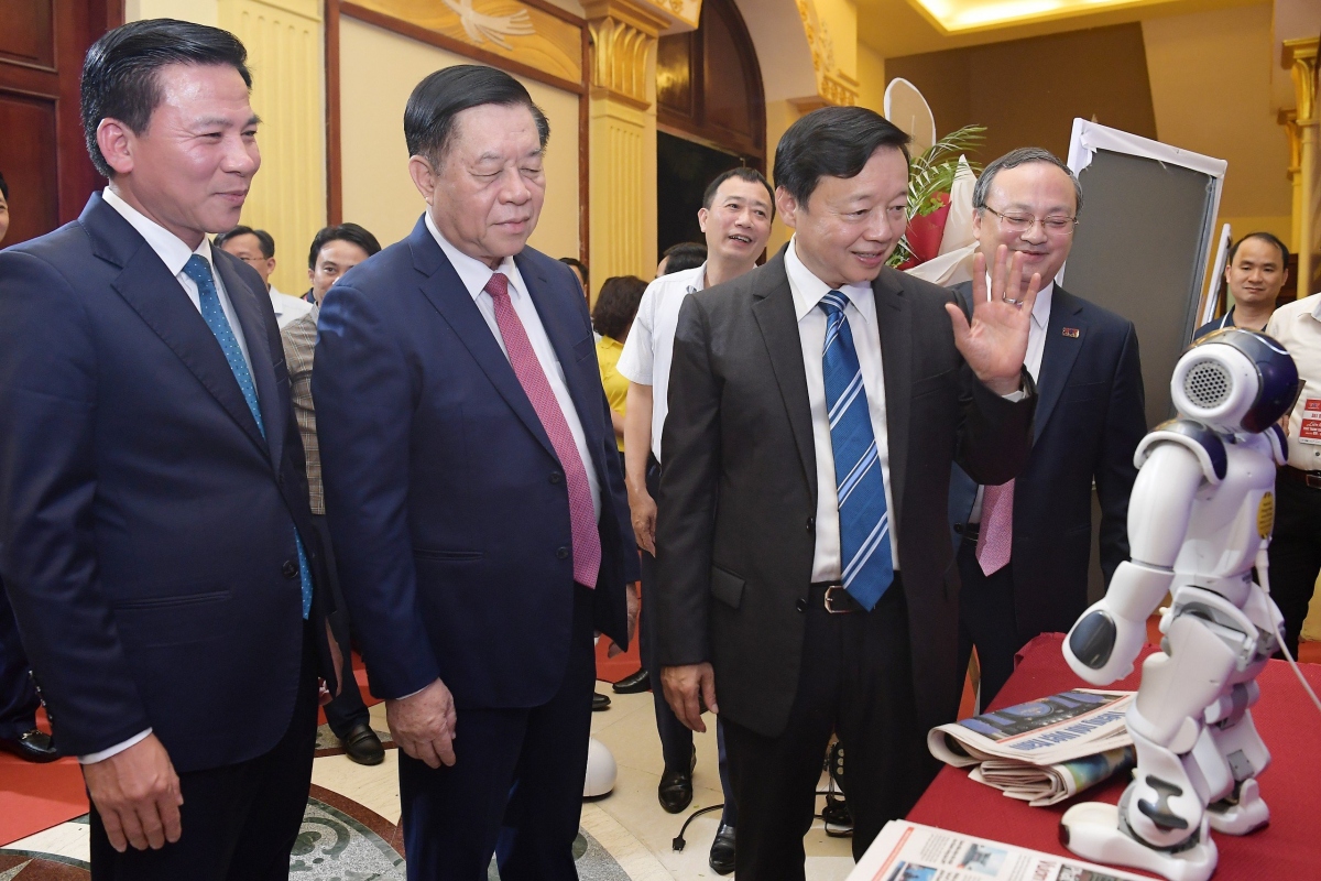Các đại biểu trải nghiệm các sản phẩm từ AI, gắn với quá trình chuyển đổi số.