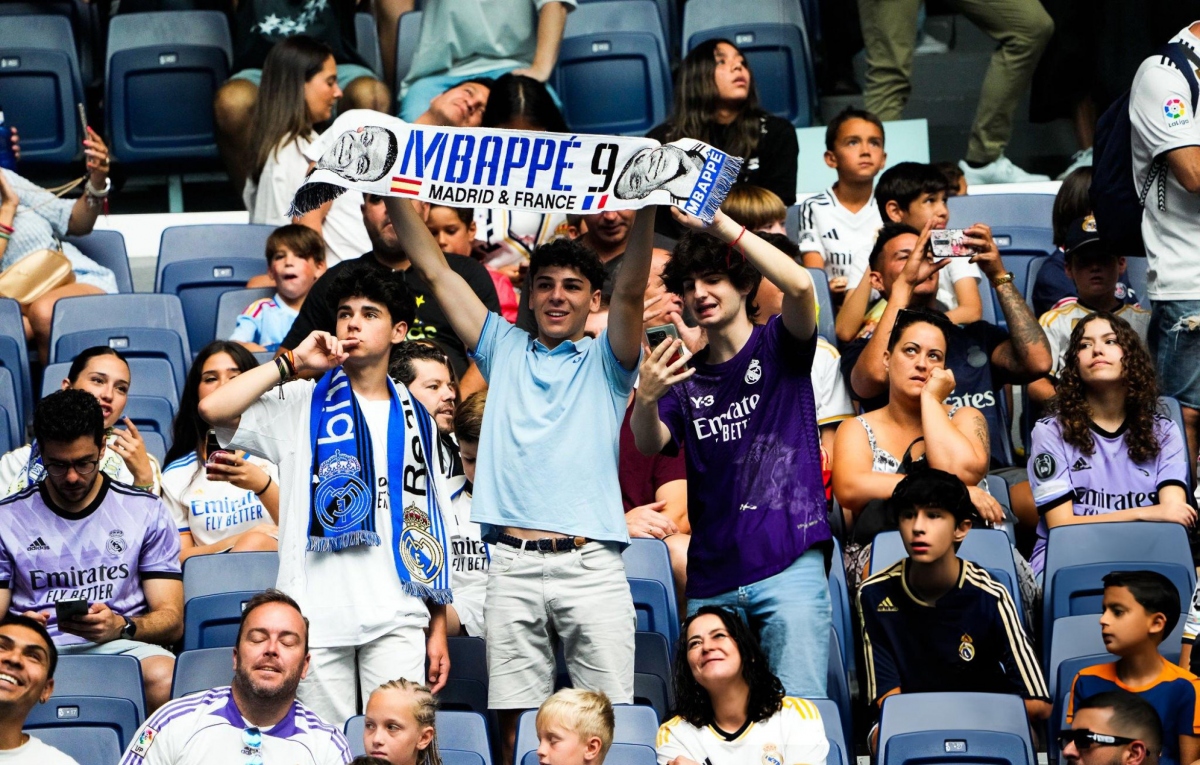 Các CĐV trên khán đài Bernabeu dành tình cảm cho Mbappe. Dự kiến cầu thủ sinh năm 1998 sẽ có trận đấu ra mắt khi Real Madrid gặp Atalanta ở Siêu Cúp Châu Âu 2024. 