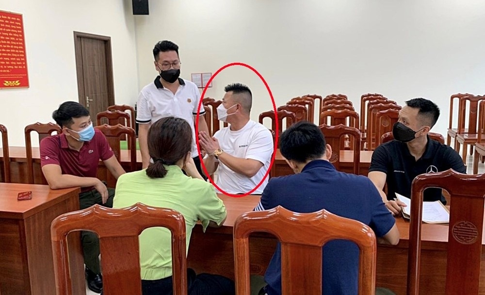 Đối tượng truy nã quốc tế Sun Lei tại Phòng Quản lý Xuất nhập Cảnh - Công an Hải Phòng vào tháng 8/2022.