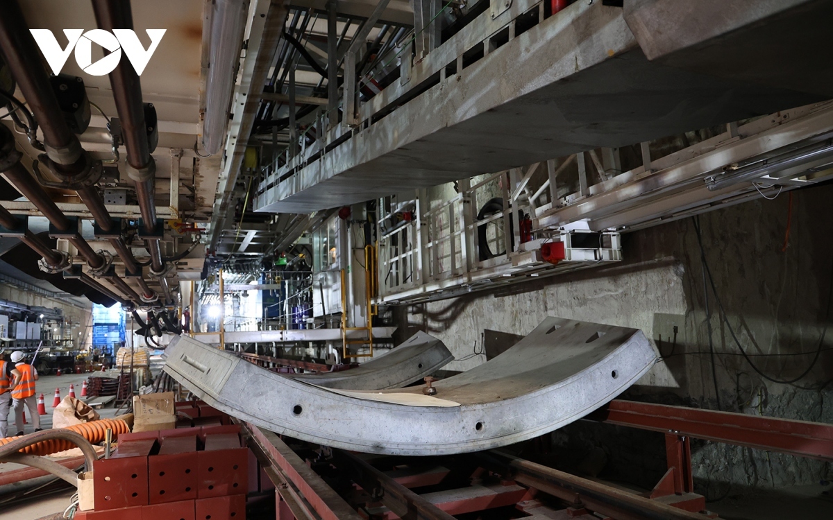 The largest segmental tunnel ring weighs 4 tonnes, it has an inner diameter of 5,700 mm and an outer diameter of 6,300 mm.