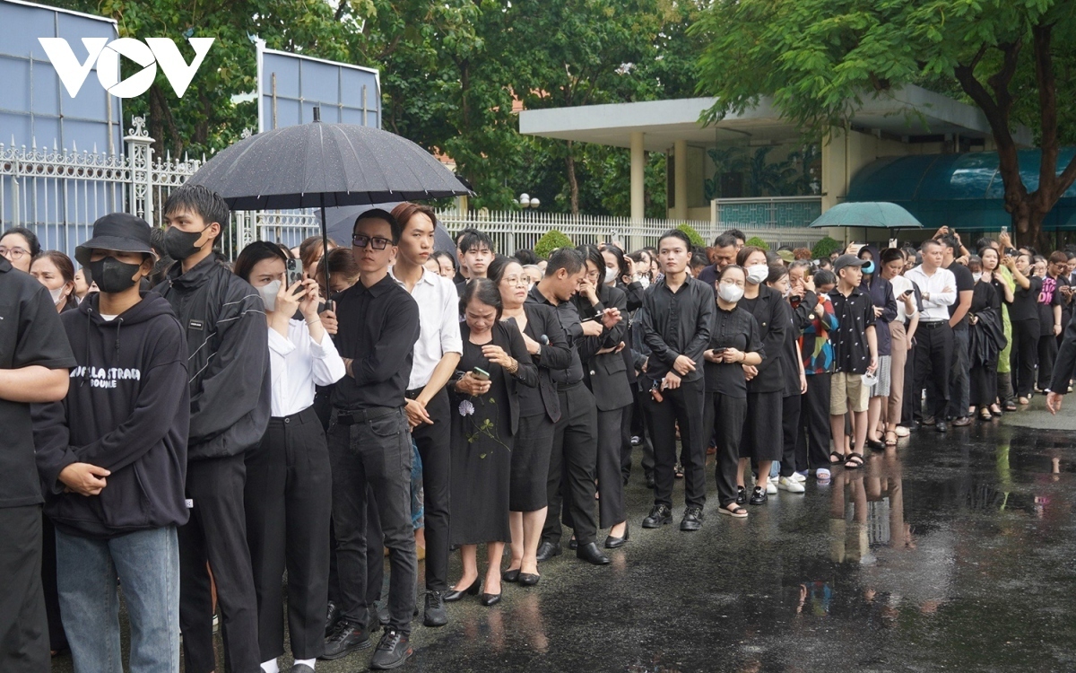 Meanwhile, thousands of people line up to mourn the Party leader during another funeral service underway at the Thong Nhat (Reunification) Palace in Ho Chi Minh City, the country’s largest financial and economic hub.