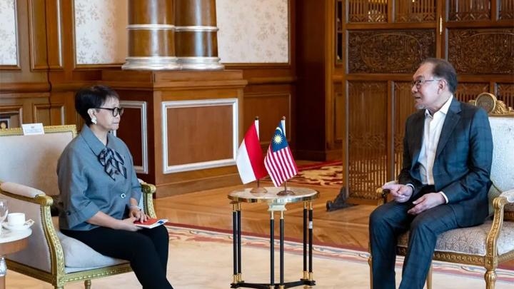 Bộ trưởng Ngoại giao Indonesia Retno Marsudi có cuộc gặp với Thủ tướng Malaysia Anwar Ibrahim tại Kuala Lumpur. Nguồn: Tempo