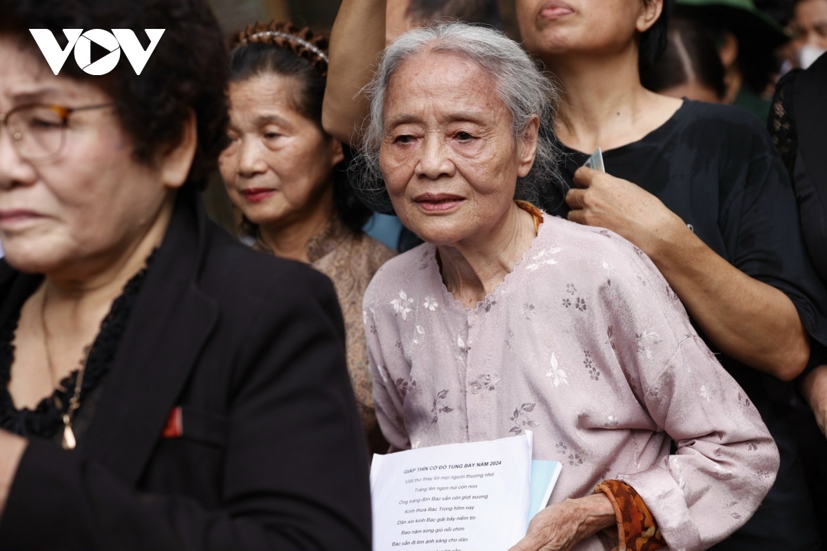 Ta Thi Le, 77 of Ha Nam province, says she respects leader Nguyen Phu Trong very much. Leaving hometown for Hanoi from early in the morning, she does not bring with her anything valuable except for a poem she expects to recite during the ceremony.