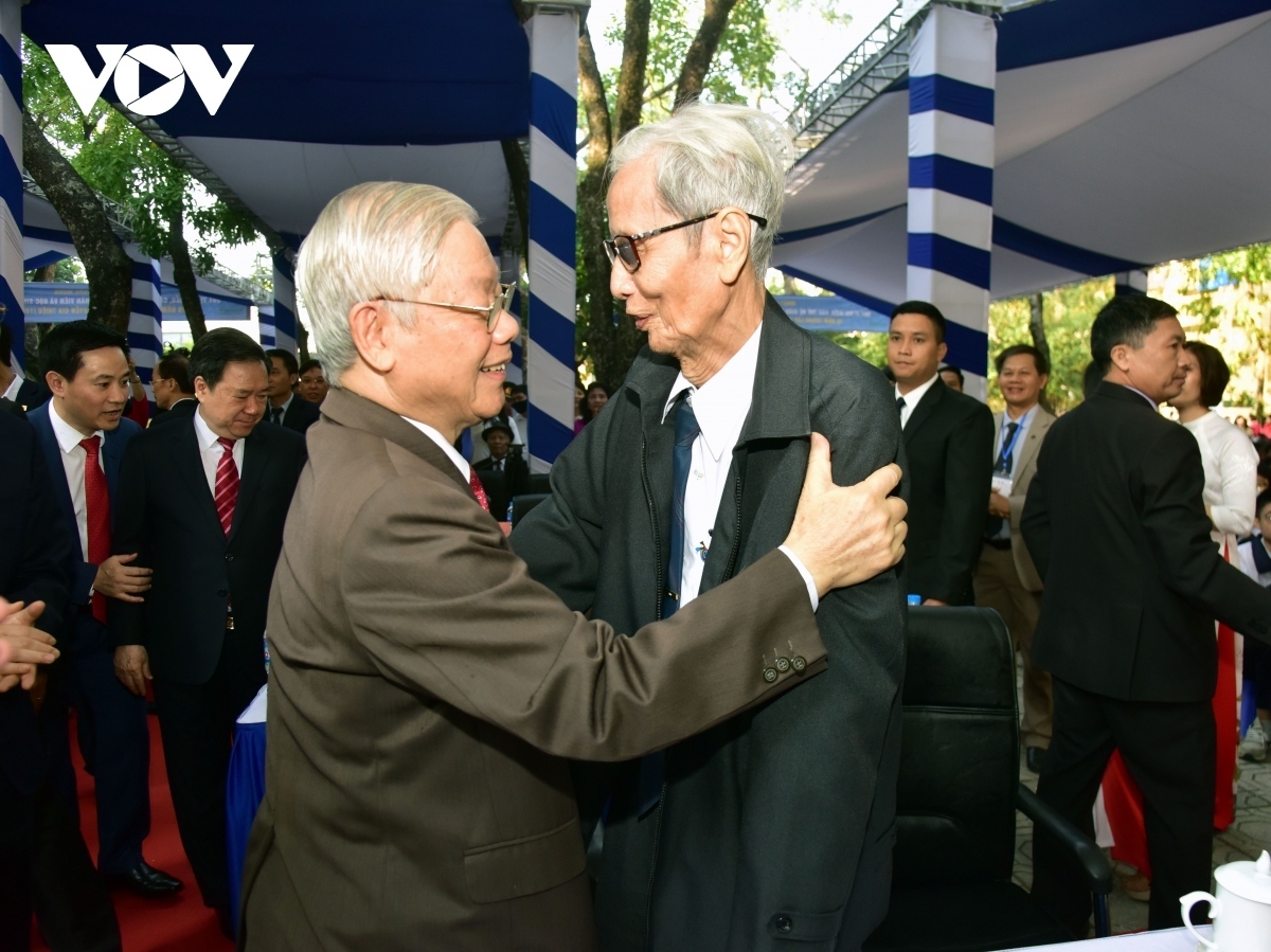 Though Nguyen Phu Trong holds the Party’s highest position, he is always straightforward and humble. He always expresses his gratitude and appreciation to the teachers who taught him, forming his personality. In the photo, General Secretary Nguyen Phu Trong is deeply moved when he meets his homeroom teacher Le Duc Giang during a visit to Nguyen Gia Thieu High School in Hanoi.