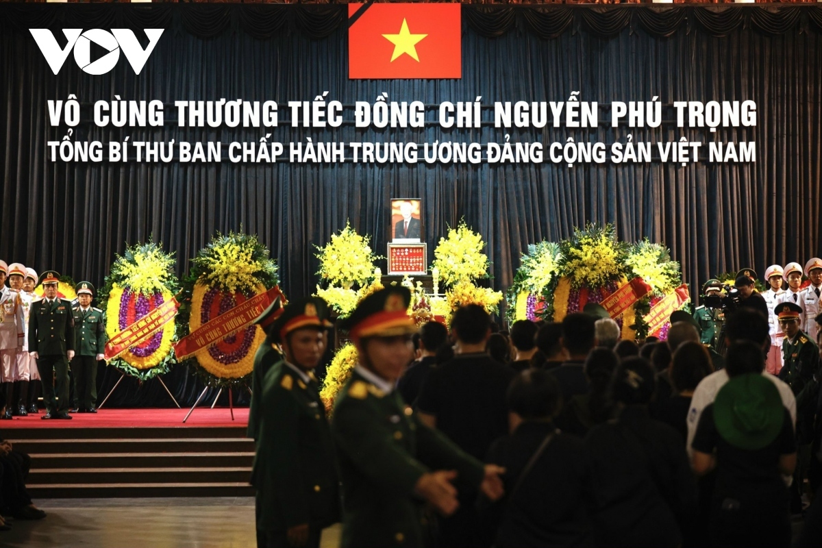 People continue to mourn the Party leader until July 26 morning before a memorial service will be held shortly afterwards.