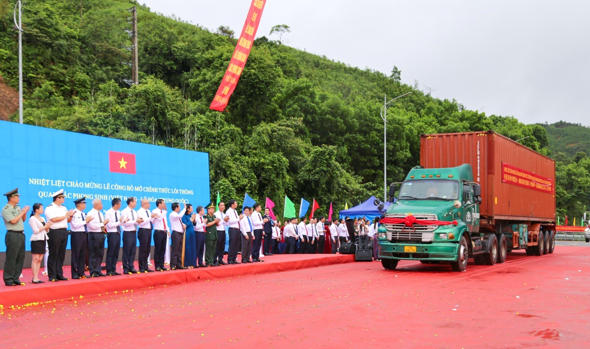 Xe hàng xuất nhập khẩu qua Lối thông quan Bắc Phong Sinh (Việt Nam) - Lý Hoả (Trung Quốc) trong lễ công bố mở chính thức ngày 25/6 vừa qua