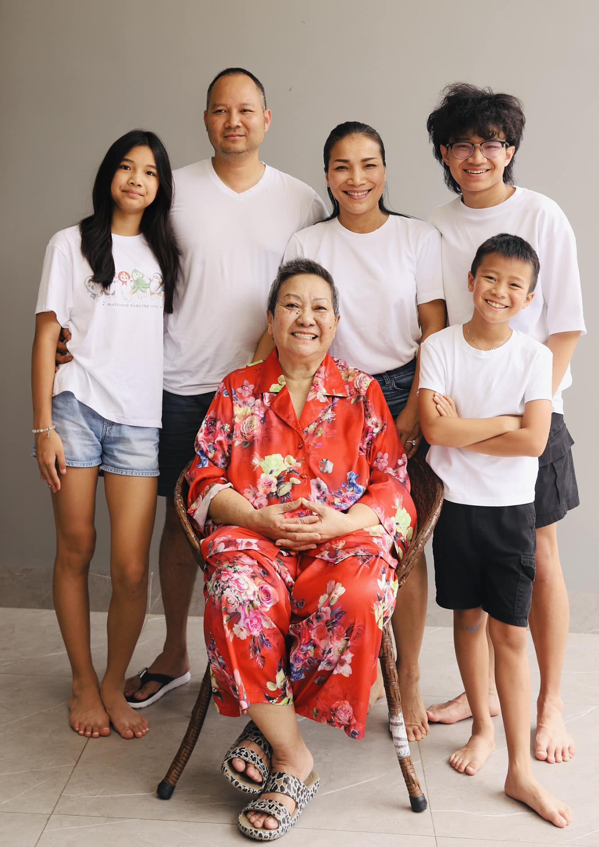 Vợ chồng ca sĩ Hồng Ngọc đưa các con về nước nghỉ hè, sum họp, đi chơi cùng đại gia đình bên ngoại.