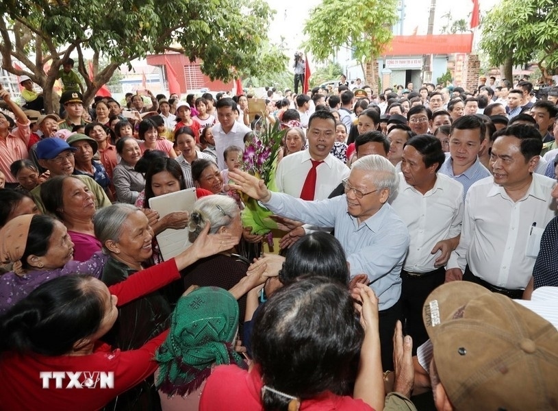 The Party leader meets local people of Thuong Dien village of Vinh Quang commune, Vinh Bao district, Hai Phong city, during his working trip to the locality for a great national unity festival. (Photo: VNA)