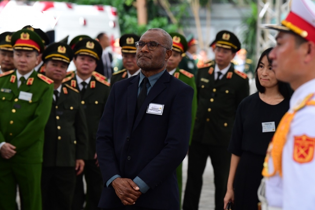 A delegation of the Vunuatu government led by Arnold Kiel Loughman, Attorney-General, pays their respects to the Vietnamese leader.