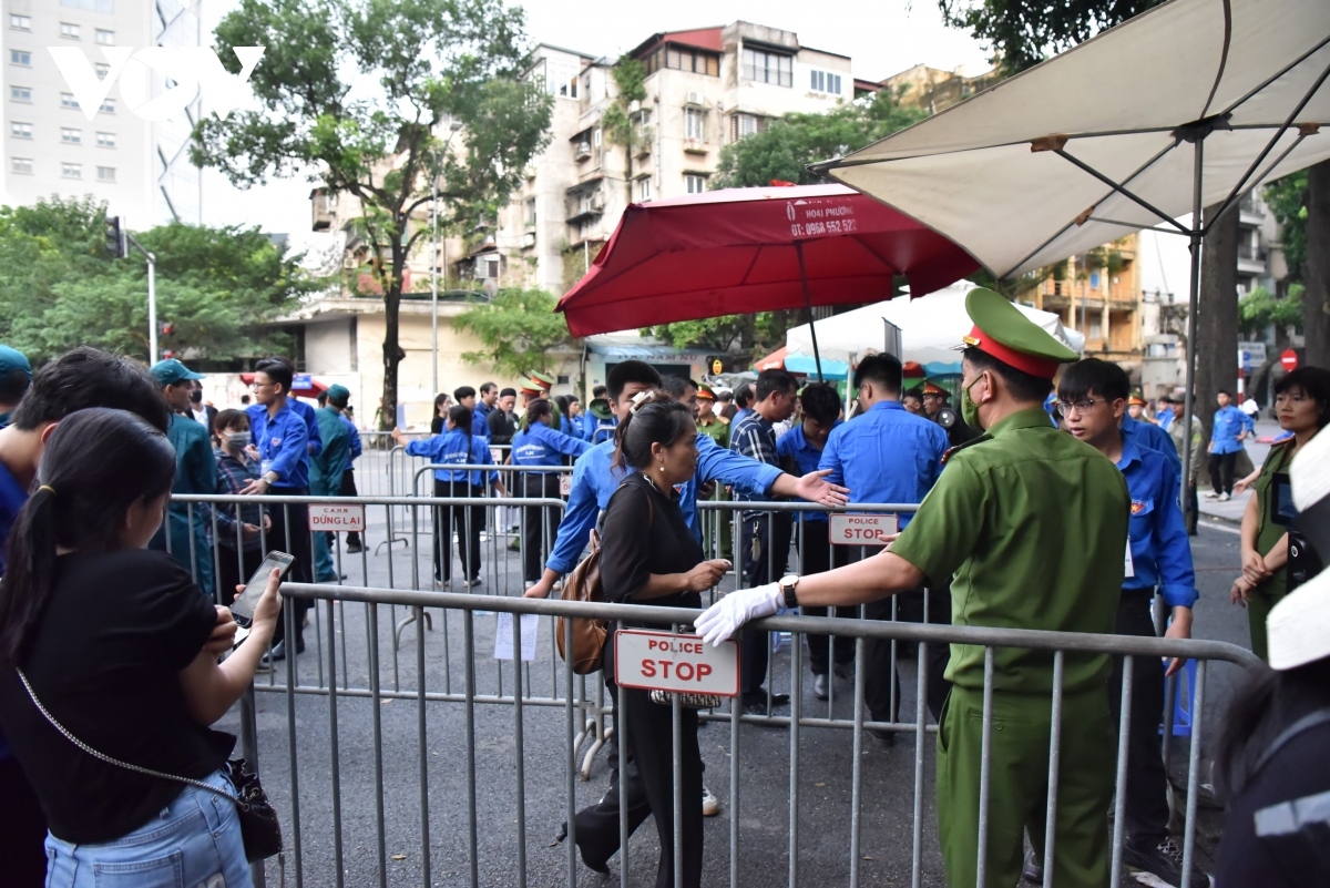 Competent authorities set up barriers to guide people in one at a time to avoid congestion.
