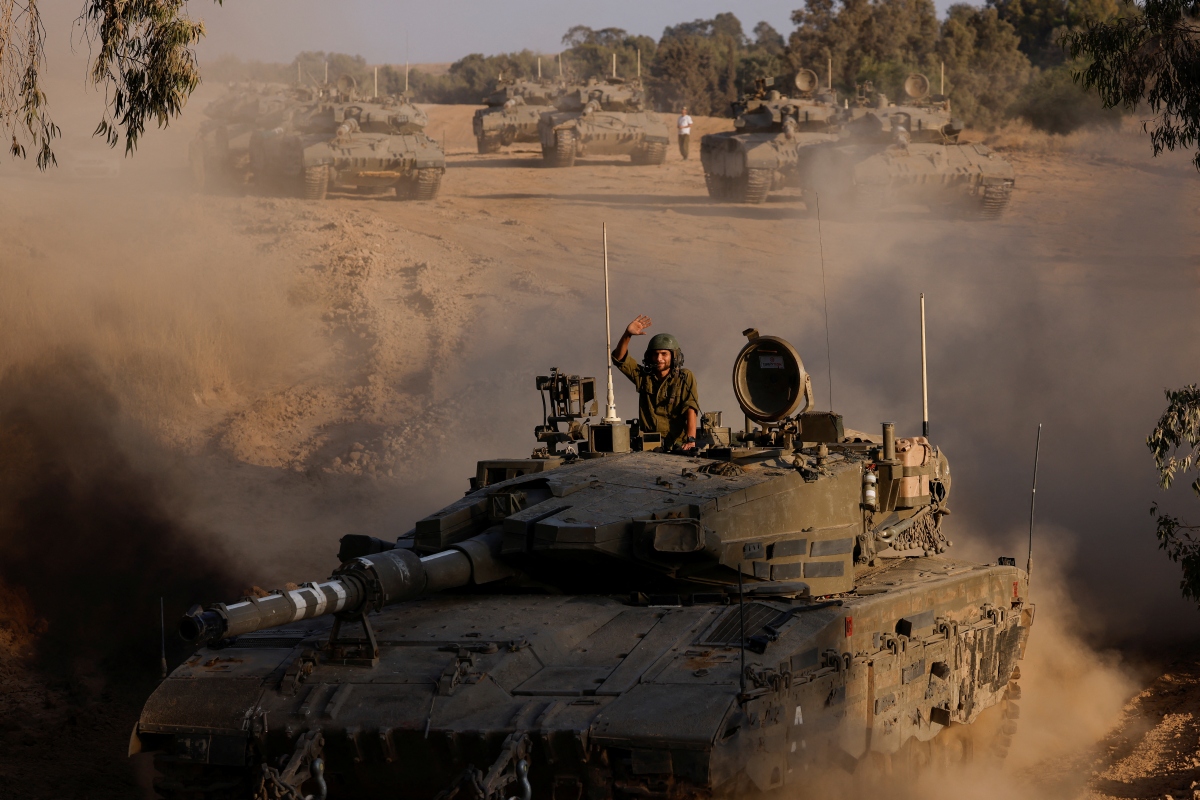 Xe tăng Israel ở gần biên giới với Gaza. Ảnh: Reuters