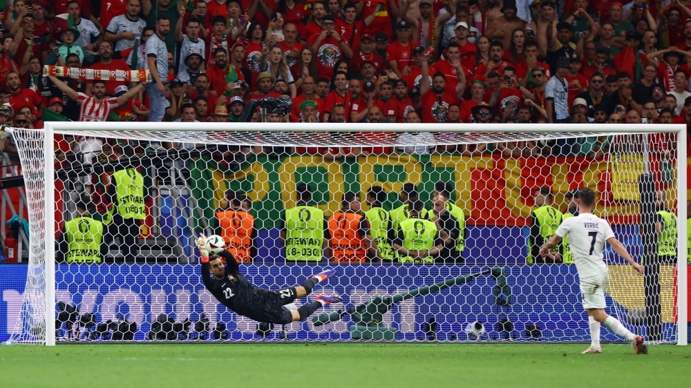 Thủ thành Diogo Meireles Costa đẩy 3 cú sút luân lưu liên tiếp của Slovenia (Ảnh: Reuters).