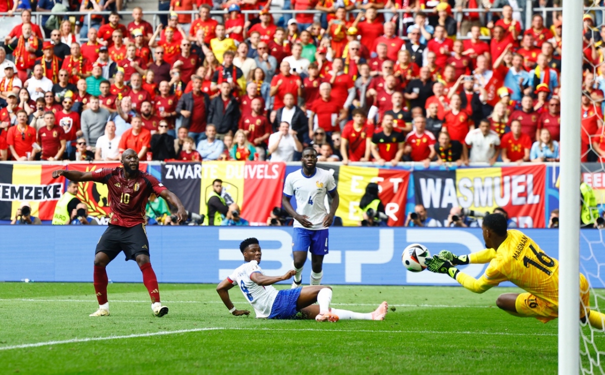 Lukaku có cơ hội nhưng không thể chiến thắng thủ môn Maignan bên phía ĐT Pháp (Ảnh: Reuters)