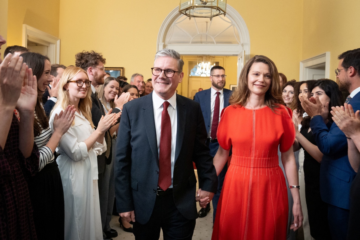 Tân Thủ tướng Keir Starmer và phu nhân Victoria Starmer được các nhân viên vỗ tay khi họ bước vào dinh thự chính thức ở London tại số 10 phố Downing sau khi Công đảng giành chiến thắng vang dội tại cuộc Tổng tuyển cử năm 2024. Ảnh: Reuters