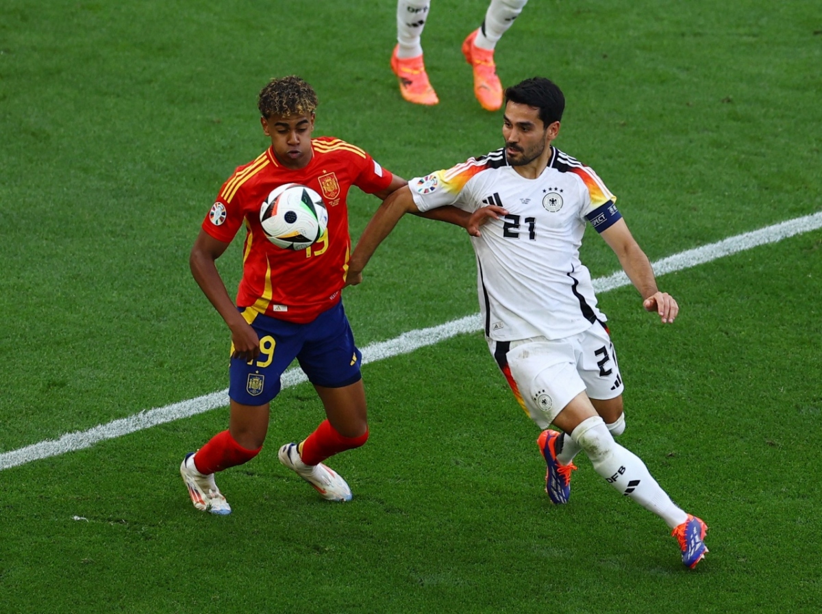 Lamine Yamal rời sân sau khi có pha kiến tạo thành bàn thứ 3 tại EURO 2024 ở tuổi 16 (Ảnh: Reuters)