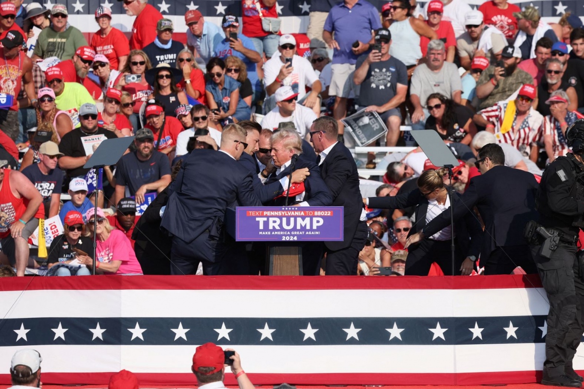 Các nhân viên mật vụ hộ tống ông Trump. Ảnh: CNN