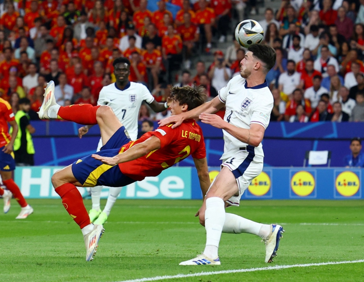 Robin Le Normand trong tình huống ngả người móc bóng không thành bàn (Ảnh: Reuters)