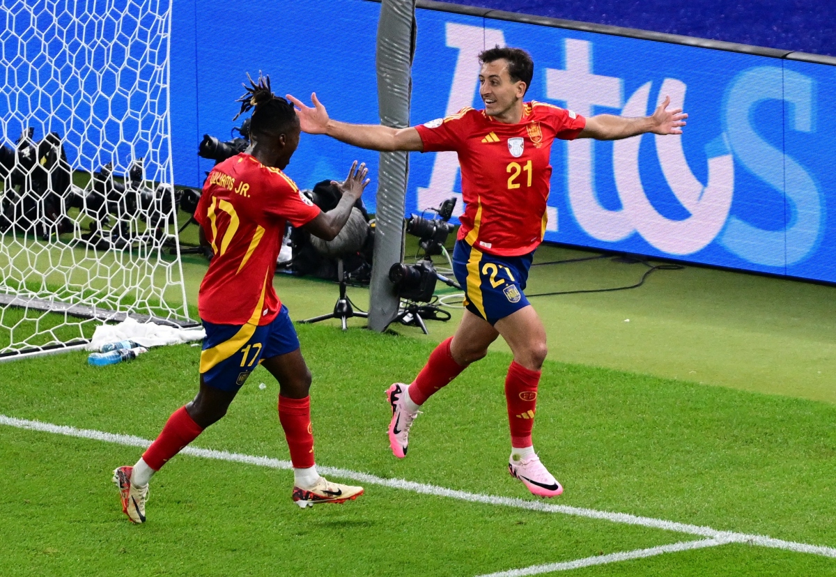 Mikel Oyarzabal ăn mừng bàn thắng nâng tỷ số lên 2-1 cho Tây Ban Nha trước Anh (Ảnh: Reuters)