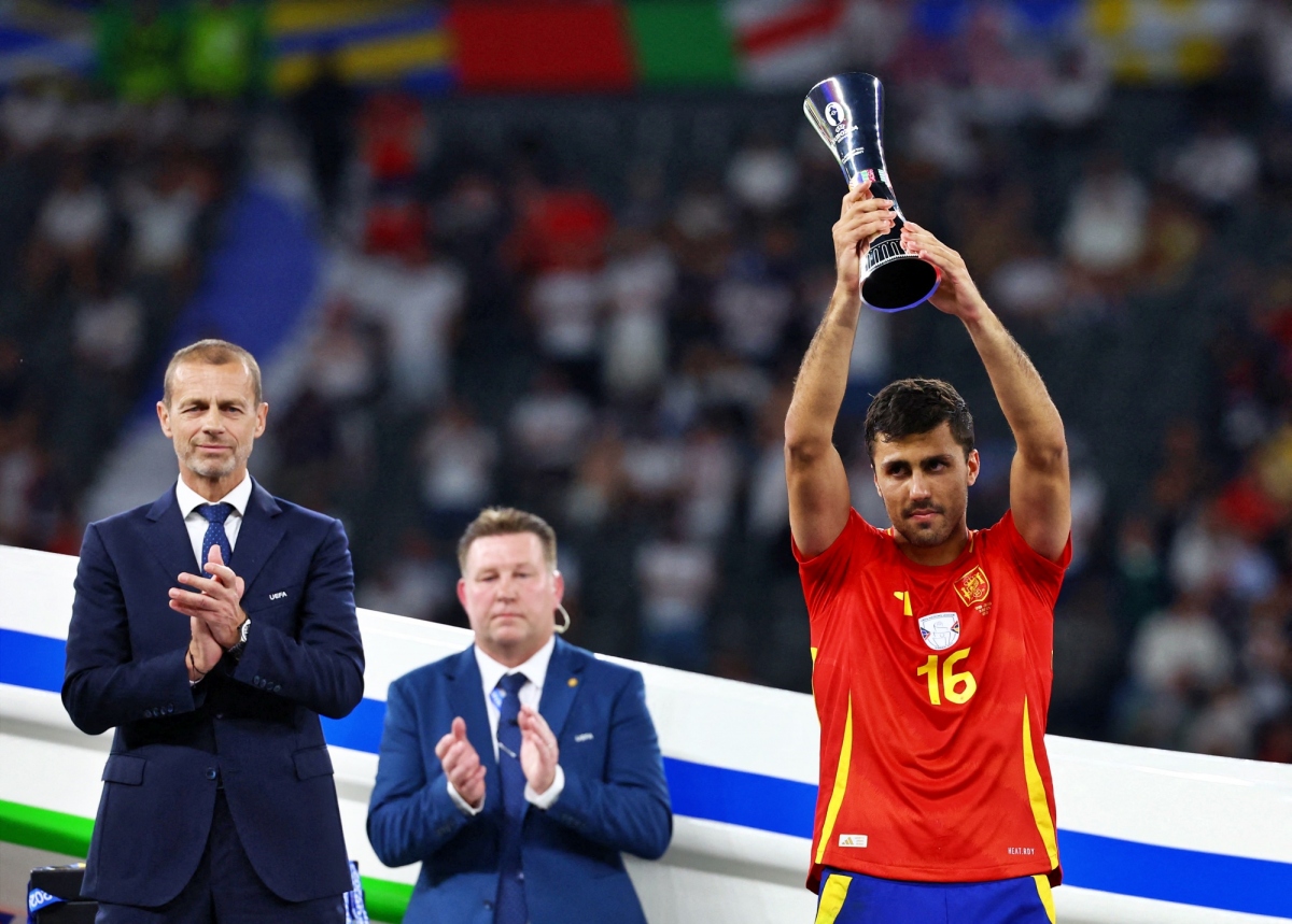 Rodri giành danh hiệu Cầu thủ xuất sắc nhất EURO 2024. (Ảnh: Reuters)
