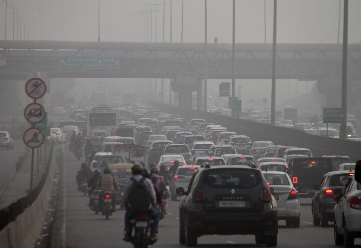Người tham gia giao thông tại thành phố Gurugram, bang Haryana, miền Bắc Ấn Độ di chuyển trong điều kiện tầm nhìn giảm do ô không khí. Ảnh: ANI