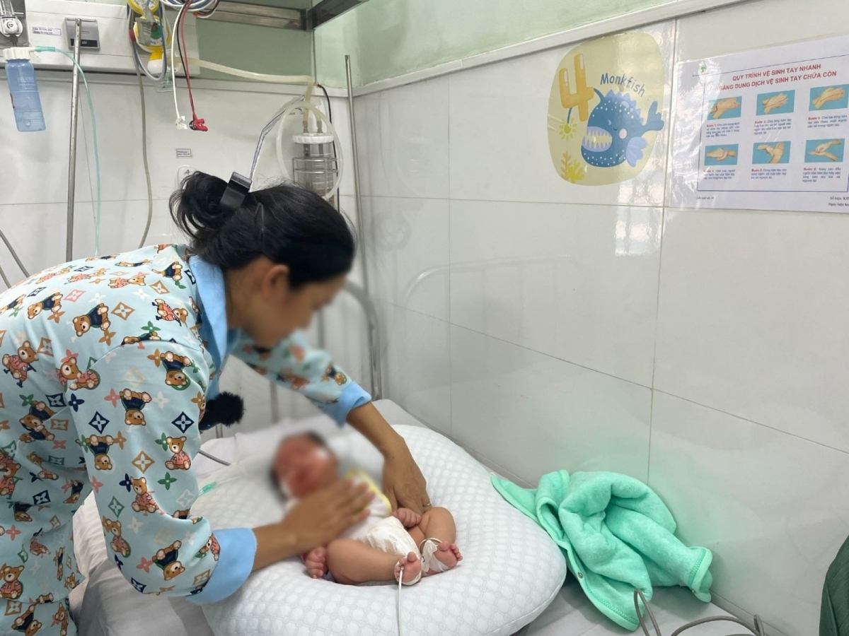 Nhiều bệnh nhi mắc ho gà khi mới hơn tháng tuổi.