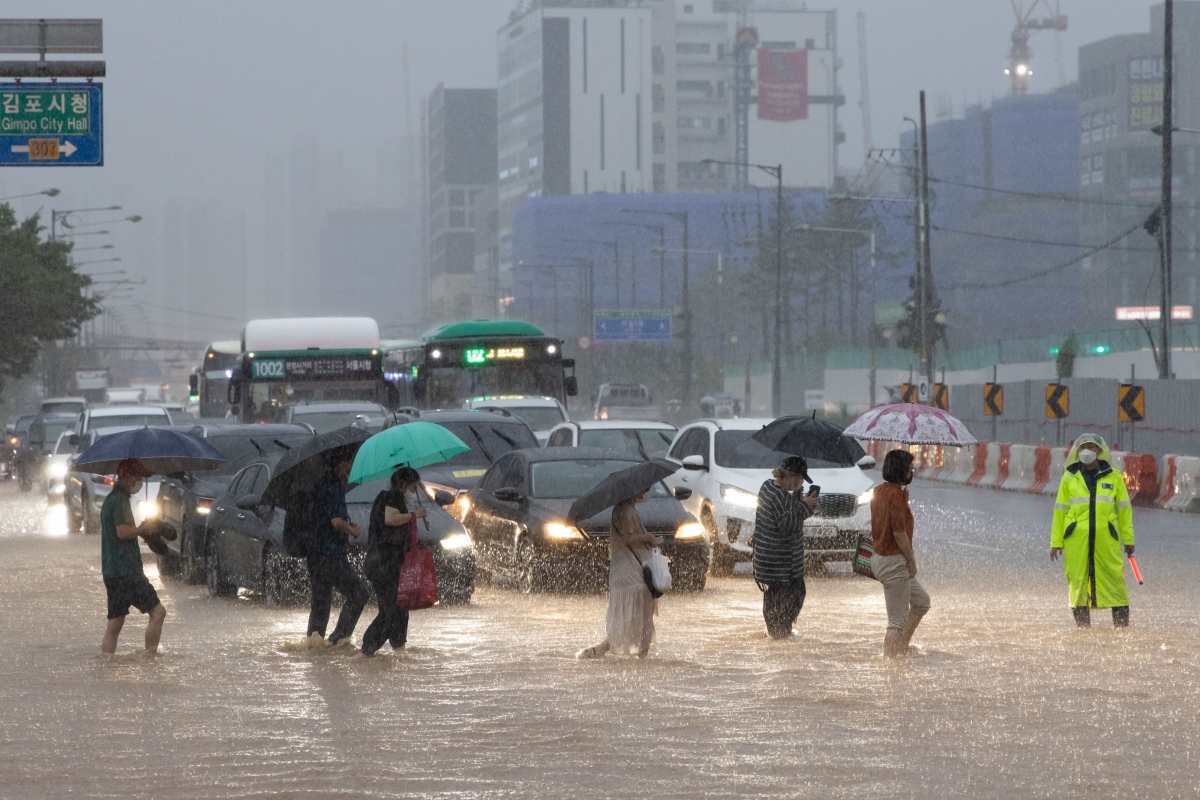 Mưa lớn ở Seoul (Hàn Quốc). Ảnh: CNN