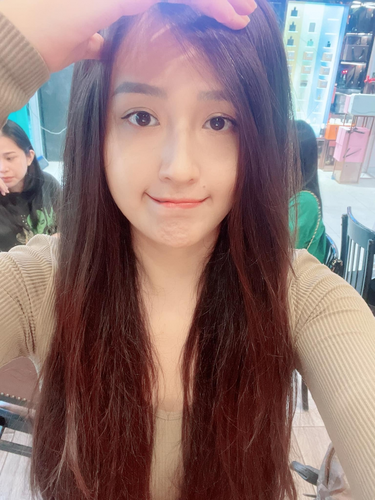 Trong những năm gần đây, Mai Phương Thúy không ngần ngại đăng tải những khoảnh khắc đời thường và khoe mặt mộc trên trang cá nhân. Cô khoe mặt mộc rạng rỡ, tươi tắn với đôi mắt to tròn cùng làn da trắng không tì vết. Khán giả khen ngợi cô giữ được "nhan sắc không tuổi" bất chấp thời gian. 