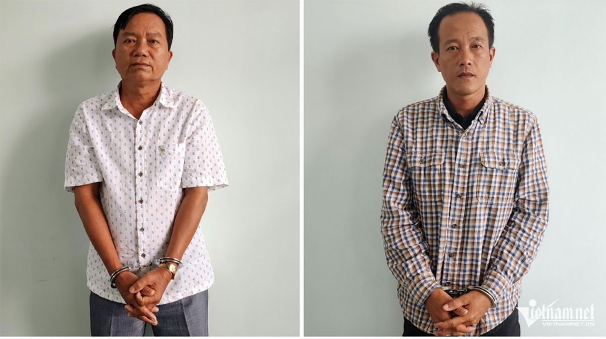2 bị can Dũng và Ngạn (từ phải sang) bị khởi tố, bắt tạm giam về tội môi giới hối lộ. Ảnh: CTV