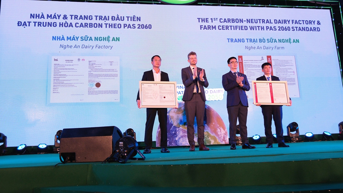 Đến nay, Vinamilk là công ty sữa đầu tiên và duy nhất tại Việt Nam có các nhà máy
và trang trại đạt trung hòa Carbon