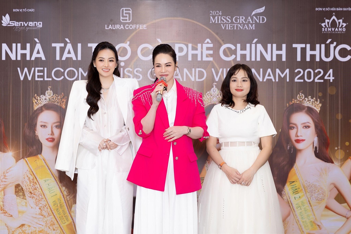 Chủ tịch HĐQT Laura Coffee - Nhật Kim Anh vui vẻ phát biểu tại sự kiện cùng Ban lãnh đạo