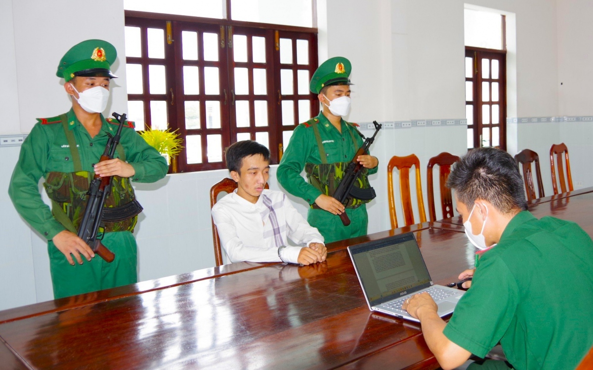 2 đối tượng tàng trữ ma túy Huỳnh Hữu Luân tại Đồn Biên phòng Rạch Gốc