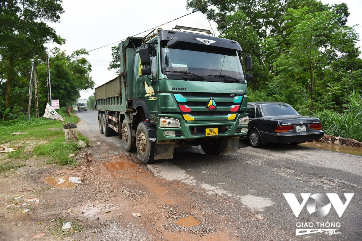 Mỗi ngày, hàng chục xe tải lớn nhỏ thi nhau “quần thảo” trên tuyến đường tỉnh lộ 35…