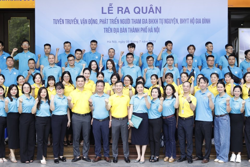 Lãnh đạo BHXH Hà Nội, Bưu điện TP Hà Nội, Bưu điện Trung tâm Hoàn Kiếm cùng công nhân viên, người lao động quyết tâm thực hiện mục tiêu BHXH, BHYT toàn dân của Đảng và Nhà nước.