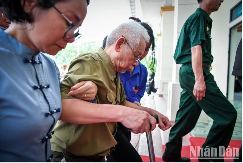 Nguyen Khac Hao, an 83-year-old war veteran of Dong Hoi commune, Dong Anh district of Hanoi, where the party leader was born, would like to pay homage to the deceased leader.