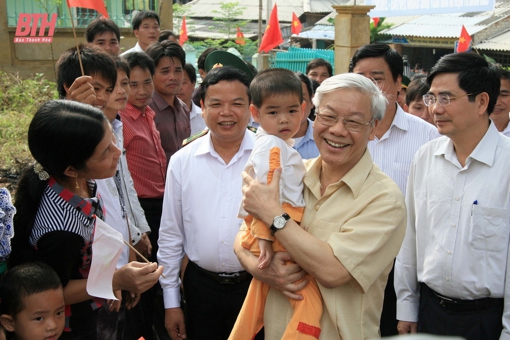 General Secretary Nguyen Phu Trong inquires into the health and living conditions of people of Muong Lat district, the most remote and difficult border locality in Thanh Hoa province.