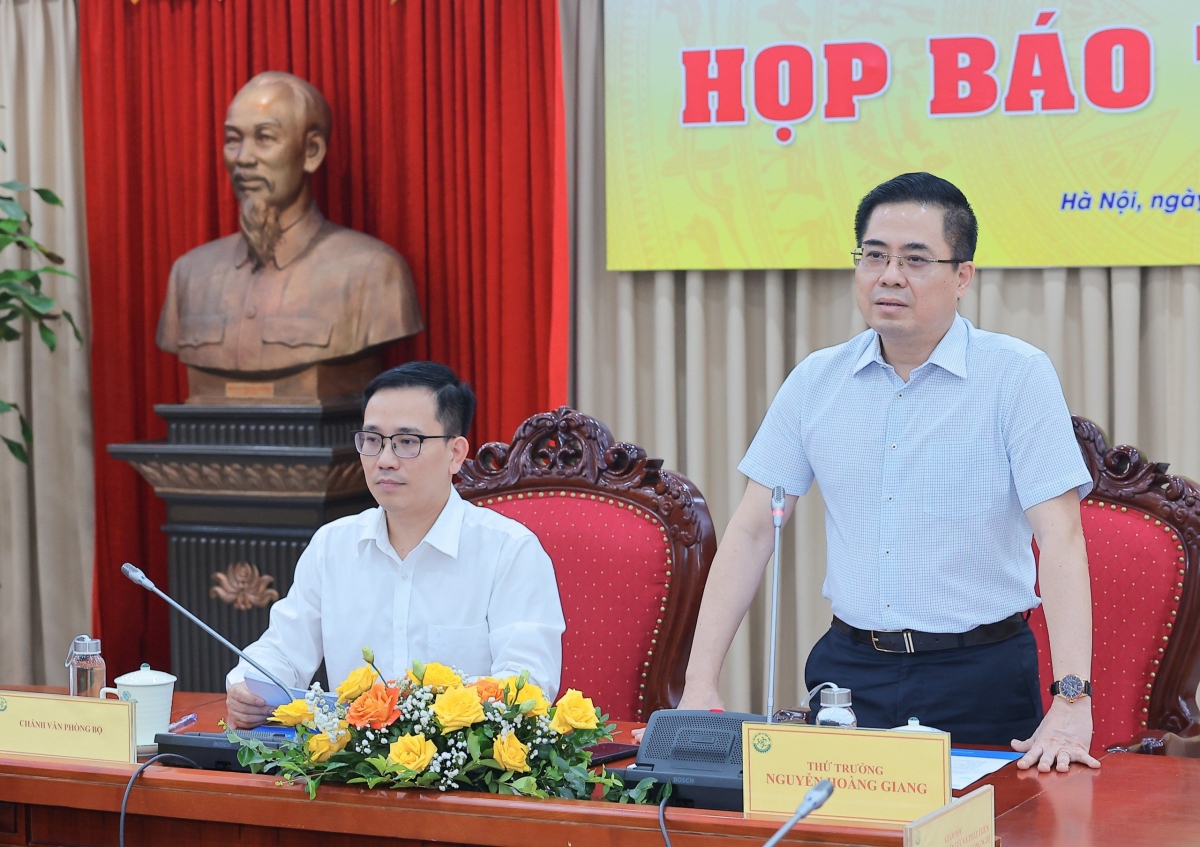 Thứ trưởng Bộ Khoa học và Công nghệ Nguyễn Hoàng Giang chia sẻ thông tin tại buổi họp báo