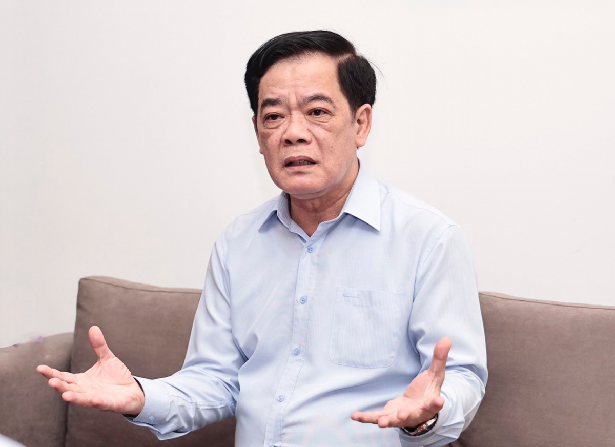Nhà báo Nhị Lê