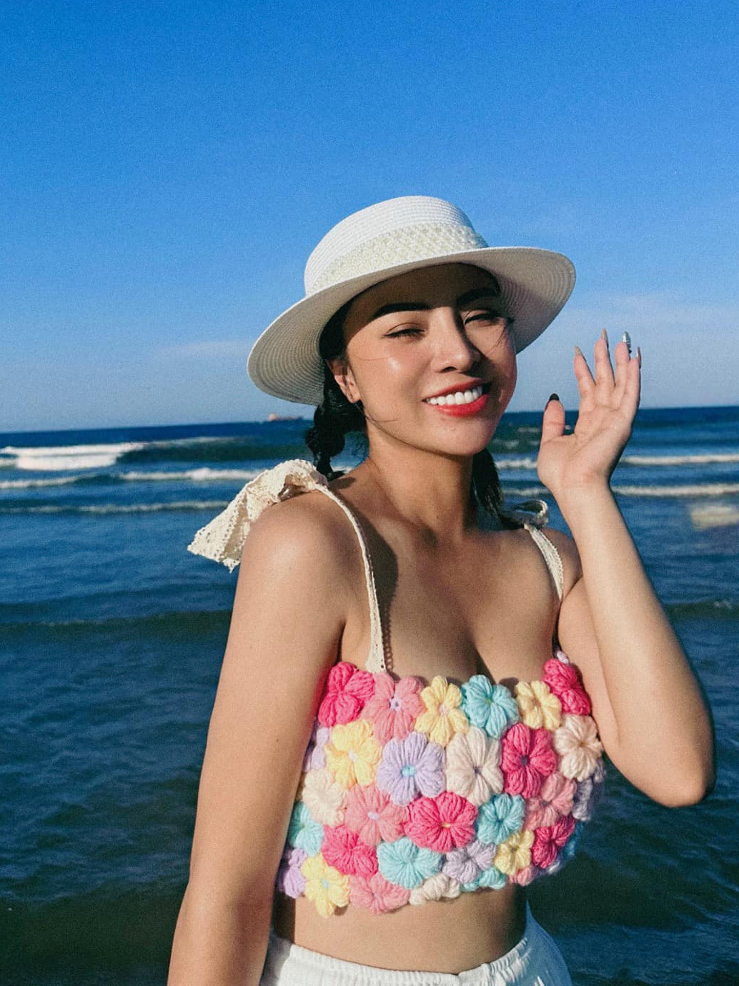 Ngoài đời, Liên Tít có phong cách ăn mặc sexy, hiện đại. Cô thường diện những trang phục trẻ trung, gợi cảm, tôn vóc dáng. Sở hữu vóc dáng cân đối, Liên Tít không ngần ngại đăng tải những bức ảnh tạo dáng trong trang phục bikini. 