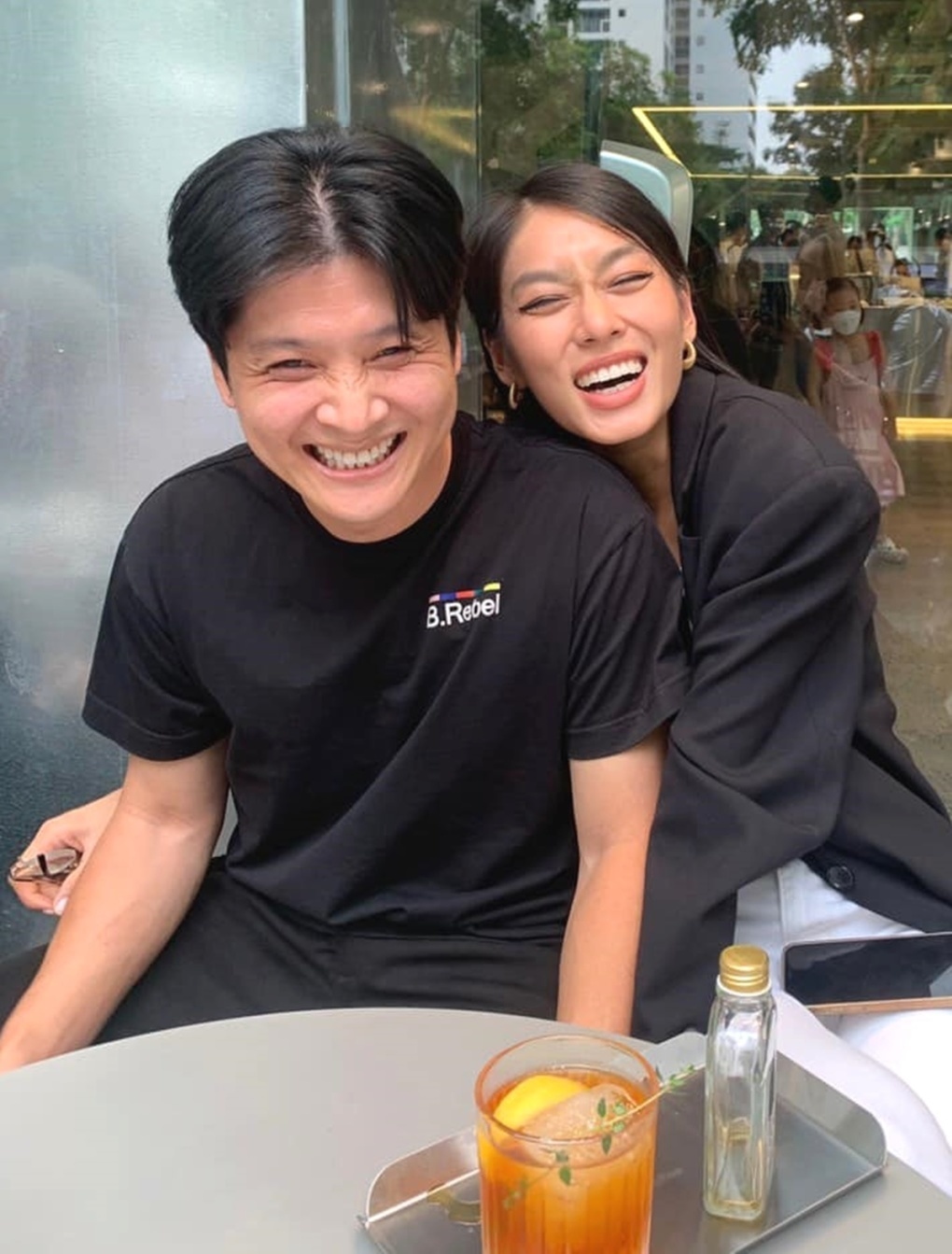 Chuyện showbiz 4/7 có những nội dung sau: Á hậu Thảo Nhi Lê xác nhận 'đường ai nấy đi' với doanh nhân Bảo Long và hiện độc thân. Một năm trước, cô bị đồn đã chia tay doanh nhân Nguyễn Bảo Long vì cả hai không xuất hiện chung, ít tương tác với nhau trên mạng xã hội thời gian qua.