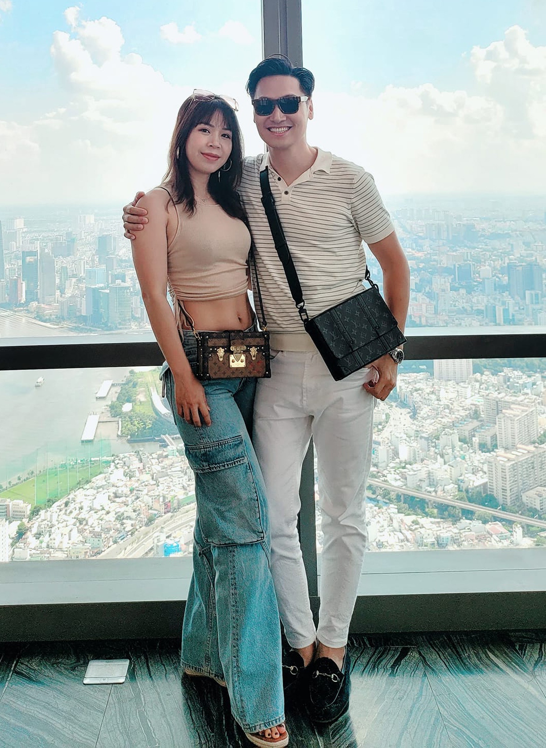 Nói về người bạn đời của mình, Mạnh Trường cho biết bà xã luôn là hậu phương vững chắc, giúp anh an tâm để phát triển sự nghiệp. Dù từng được gia đình đưa sang Đức định cư nhưng Lan Phương vẫn quyết ở lại Việt Nam để đồng hành cùng Mạnh Trường. Khi ấy, Mạnh Trường vẫn chưa có được tên tuổi vững chắc trong làng giải trí như hiện tại. Đây cũng là điều khiến anh xúc động mỗi khi kể về vợ.