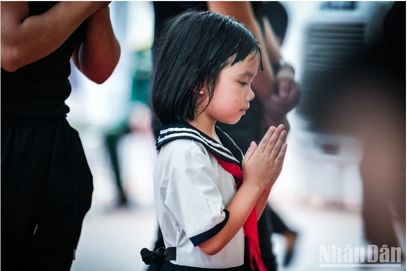 A girl is waiting outside the National Funeral House for her turn to offer incense to the Party leader.