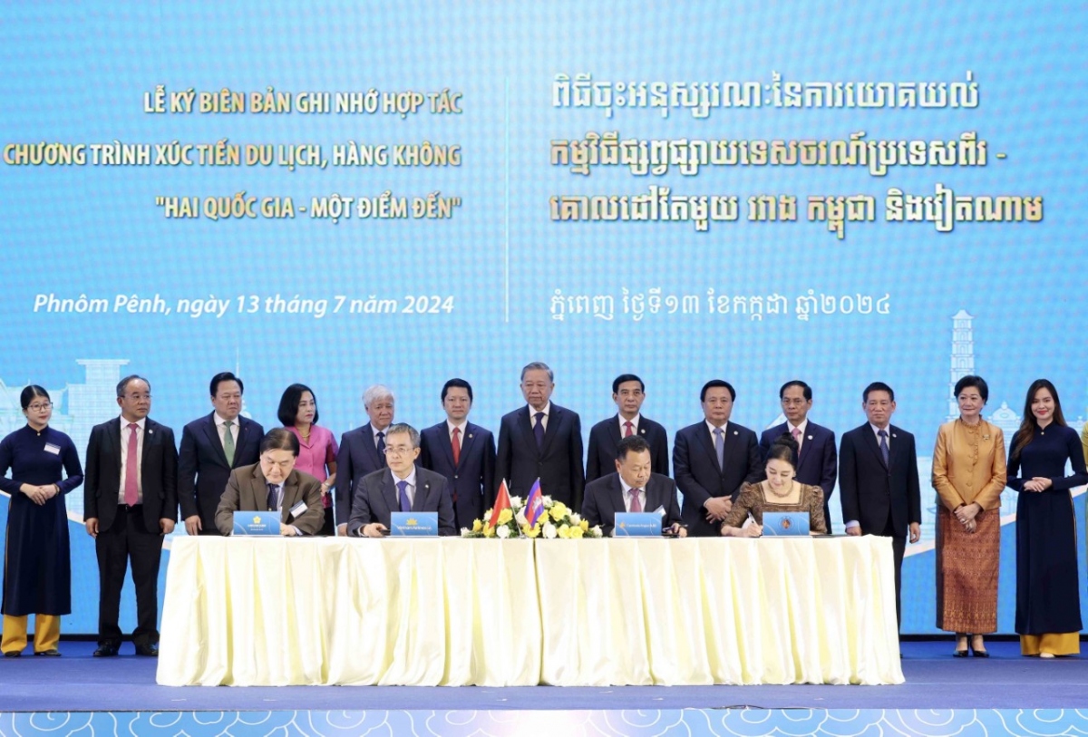 Lễ ký kết biên bản ghi nhớ Vietnam Airlines và Cambodia Angkor Air dưới sự chứng kiến của Chủ tịch nước Tô Lâm, đại diện các Bộ, ngành của Việt Nam cùng các bên liên quan. 