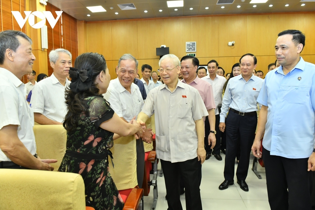 General Secretary Nguyen Phu Trong meets with voters of Hanoi city.