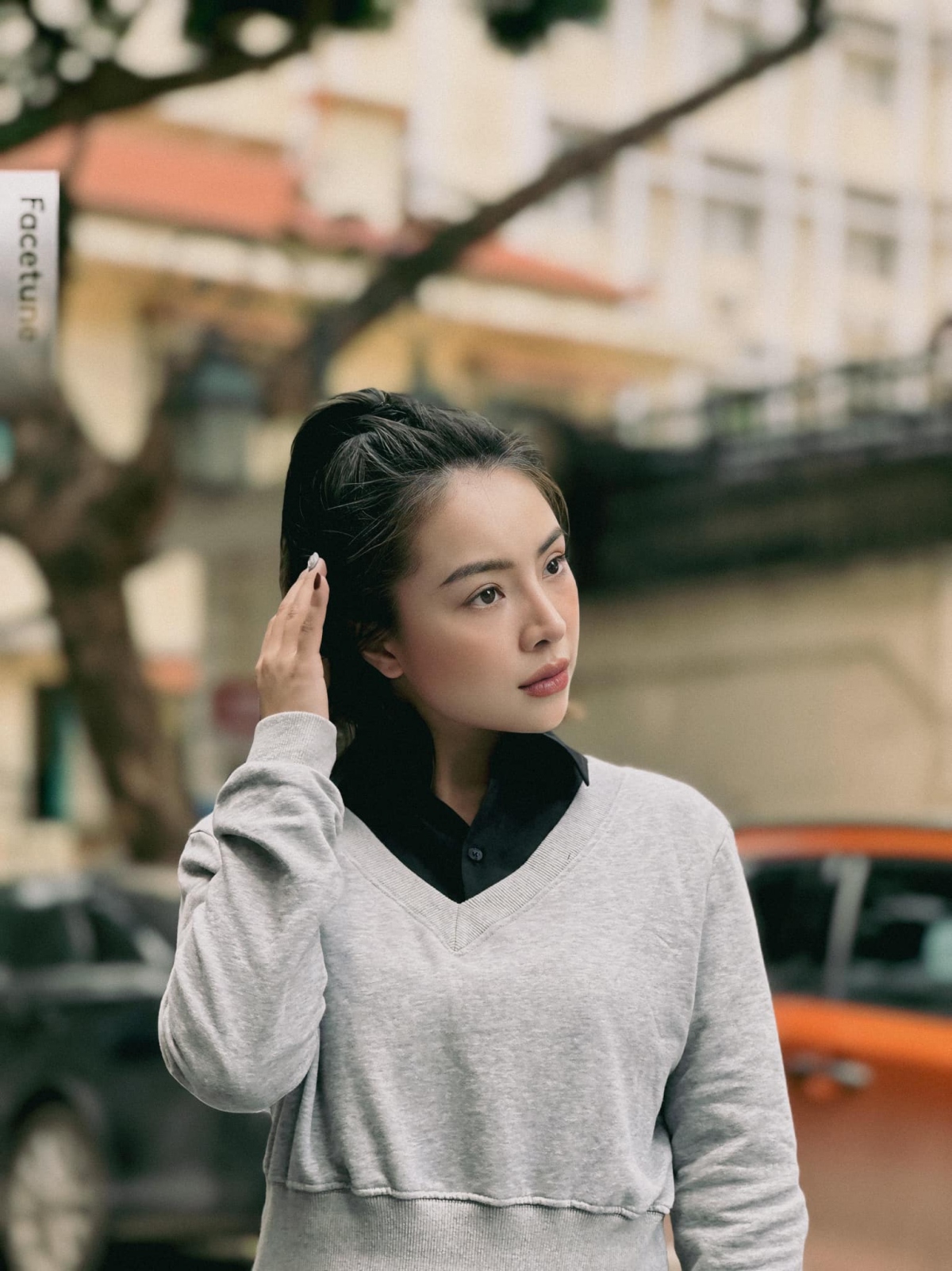 Trong phim Sao Kim bắn tim Sao Hỏa, cùng với Trinh, Huyền là cô gái có nhan sắc, phong cách ăn mặc thoải mái, phóng khoáng đặc trưng "gái ngành" và không bao giờ cảm thấy ngại ngùng với công việc mình chọn, ngược lại còn thường xuyên trêu đùa mọi người trong xóm trọ.