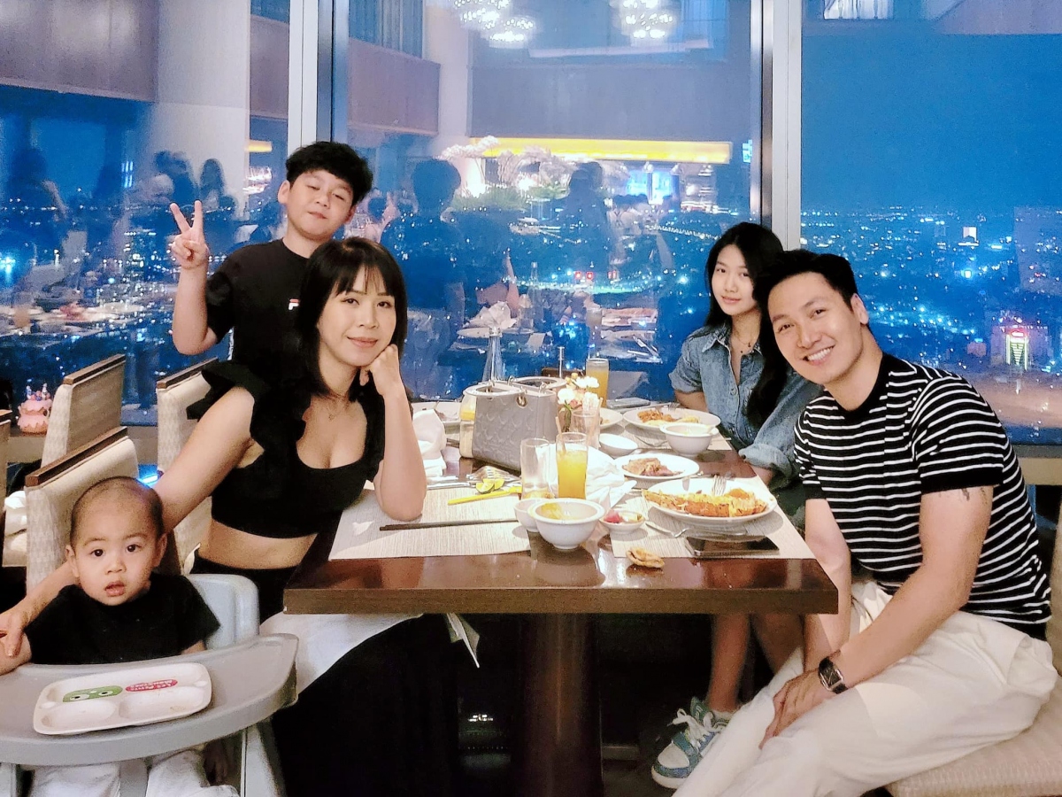 Mạnh Trường và Lan Phương kết hôn năm 2008 sau 6 năm hẹn hò. Đến nay, họ có 3 người con gồm 2 trai, 1 gái. Bà xã Lan Phương cùng tuổi và là bạn học cấp 2 với nam diễn viên. 