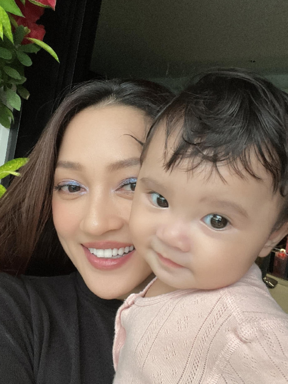 Sau khi sinh con gái đầu lòng, Bảo Anh được khen ngợi là đẹp mặn mà, nữ tính hơn. Thời gian trở lại đây, cô bắt đầu trở lại với những dự án âm nhạc và chạy show thường xuyên hơn. Vào tháng 5, Bảo Anh ra mắt E.P Không biết nên vui hay buồn, gồm 4 ca khúc ballad viết về tình yêu.