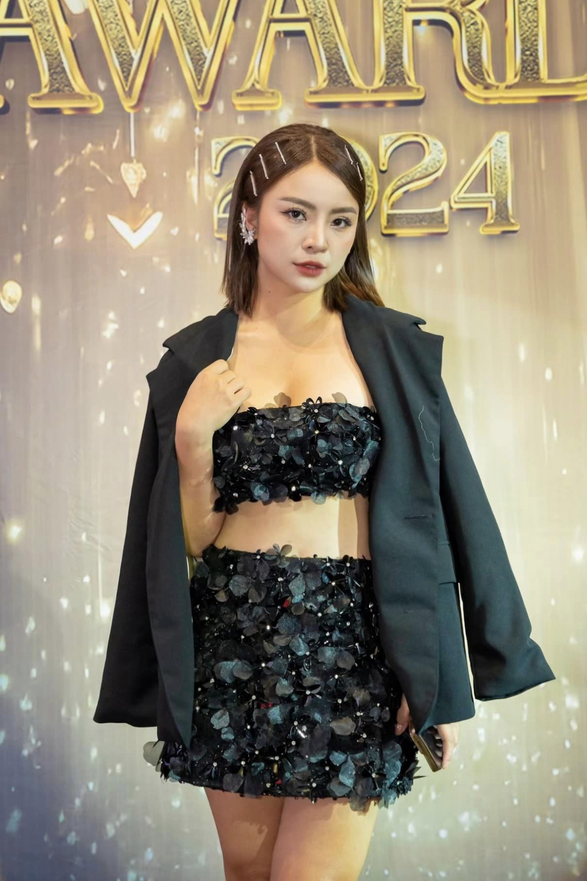 Liên Tít từng vào vai Liên "gái ngành" của phim Quỳnh búp bê. Sang đến phim Sao Kim bắn tim Sao Hỏa, một lần nữa cô lại hóa thân vào dạng vai này. Cô vào vai "gái bán hoa" Trinh, ở cùng với Huyền (Hàn Trang thủ vai), trong một xóm trọ ồn ào. 
